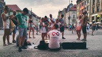 Selain kerap menjadi pembicara dan motivator, Mariusz masih sering turun ke jalan untuk melukis masyarakat sekitar. Dok. Instagram/mariuszkedzierski