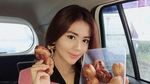 Pose Cantik Aktris Juliana Moechtar Saat Kulineran Bersama Teman dan Keluarga