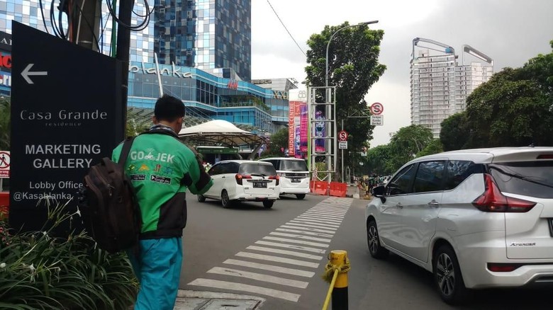 Tak Terima Ditegur Sekuriti, Puluhan Driver Ojol Geruduk Mal Kokas Tak Terima Ditegur Sekuriti, Puluhan Driver Ojol Geruduk Mal Kokas