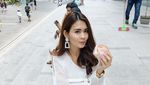 Pose Cantik Aktris Juliana Moechtar Saat Kulineran Bersama Teman dan Keluarga