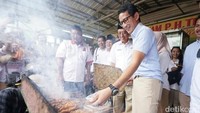 Saking sukanya dengan sate, Cawapres Sandiaga Uno bahkan mengipasi sate ayam yang ada sebuah gerai sate ambal di Kecamatan Ambal, Kebumen, Jawa Tengah. Foto: Rinto Heksantoro/detikcom  