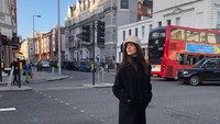 Gaya busananya yang elok dilihat saat jalan-jalan di Kota London, Inggris (Instagram/vanessaponcedeleon)