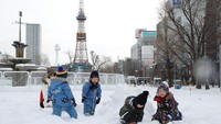 Kota Sapporo di Jepang duduk di peringkat 2 sebagai kota paling bersalju sedunia. Rata-rata setahun, curah hujan salju di Sapporo mencapai 4,8 meteran. Banyak wisatawan ke Sapporo buat menikmati salju. (AFP/Getty Images) 