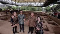 Bu Ani sekeluarga saat napak tilas Kerajaan Majapahit di Trowulan, Mojokerto bulan April 2018 lalu. Semoga penyakit kanker darah yang diderita Bu Ani cepat sembuh sehingga momen jalan-jalan sekeluarga ini masih bisa kita saksikan lagi. (Instagram/@aniyudhoyono)