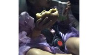 Luna pun asyik duduk di carseat sambil makan burger. Kira-kira Luna doyan nggak ya? Foto: Instagram littlelunalegend