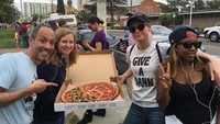 Makan pizza di pinggir jalan saat makan siang, bersama kerabat dan teman-teman juga tak kalah seru! Foto: Instagram @brielarson
