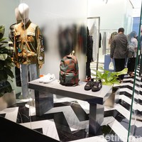 Menurut Guan, produk yang dijual di Indonesia tidak jauh berbeda dari negara-negara lainnya. Begitu pula untuk harga. Tersedia pilihan busana dari beberapa koleksi kolaborasi Off-White dengan para seniman, aksesori seperti dompet dan sabuk, dan sneakers. (Foto: Daniel Ngantung/Wolipop)