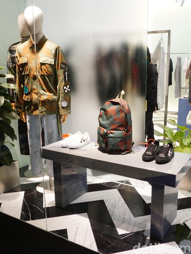 Menurut Guan, produk yang dijual di Indonesia tidak jauh berbeda dari negara-negara lainnya. Begitu pula untuk harga. Tersedia pilihan busana dari beberapa koleksi kolaborasi Off-White dengan para seniman, aksesori seperti dompet dan sabuk, dan sneakers. (Foto: Daniel Ngantung/Wolipop)