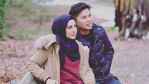 Sweet! Potret Kemesraan Ratna Galih dan Suami