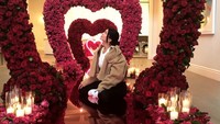 Pada momen Valentine tahun ini, Kylie mendapatkan ribuan bunga mawar yang dibentuk menjadi beberapa gerbang. Dok. Instagram