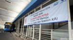 Meski Dilarang, Pejalan Kaki Tetap Melintas di Kolong Skybridge