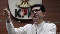 Wakil Ketua KPK Laode M Syarif dan Jubir KPK Febridiansyah memberikan keterangan pers kepada awak media terkait tersangka baru dalam kasus suap pembangunan PLTU Riau-1 di Gedung KPK, Jakarta, Jumat (15/2/2019).