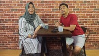 Menikmati kopi sambil berbincang soal makhluk gaib di rumah Raditya Dika. Foto: Instagram@risa_saraswati