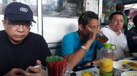 Sebotol infused water selalu tersedia di dekat Sandi.