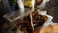 Satu porsi serangga dijual 200 baht, atau sekitar Rp 80 ribu (Shinta/detikTravel)