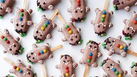 Cake pop yang ia buat tidak memiliki bentuk bola-bola melainkan mirip es krim. Ia juga menghias cake dengan desain detail. Foto: instagram @shaunteocrations