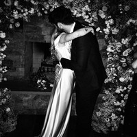 Foto lain memperlihatkan Liam dan Miley tengah berpelukan mesra saat acara yang berlangsung di rumah mereka di Tennessee, Amerika Serikat, itu. Thank you for always bending down to hug me ... I promise I will always meet you in the middle on my tippiest toes! I love you Valentine! tulis Miley untuk Liam. (Foto: Instagram/@mileycyrus)