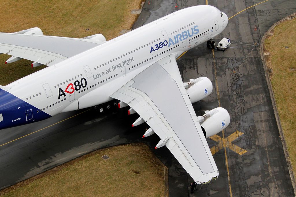 Airbus mengumumkan penghentian produksi pesawat raksasa tipe A380 tahun 2021. Pengembangan Airbus A380 menelan dana besar, namun jumlah pesanan minim.