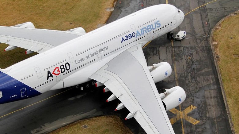 Airbus Hentikan Produksi Superjumbo A380 Airbus mengumumkan penghentian produksi pesawat raksasa tipe A380 tahun 2021. Pengembangan Airbus A380 menelan dana besar, namun jumlah pesanan minim.