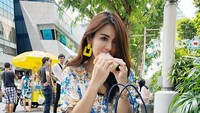 Aktris cantik berusia 29 tahun terlihat asyik menikmati es krim sandwich yang terkenal, saat berlibur ke Singapura. Foto: Instagram @julianamoechtar
