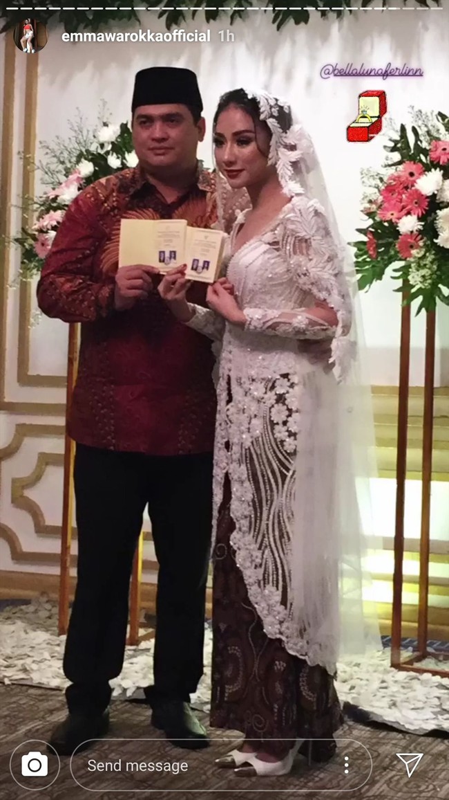 Terakhir ada Bella Luna. Bella Luna dan FX Eko Hendro Prayitno menikah pada 15 Februari 2019. Namun di hari yang sama, tepatnya 8 jam setelah menikah Bella memutuskan untuk menceraikan suaminya tersebut. Alasannya karena sang suami disebut menyimpan rahasia yang tak bisa diterima Bella. Foto: Instagram Emma Waroka