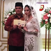 Terakhir ada Bella Luna. Bella Luna dan FX Eko Hendro Prayitno menikah pada 15 Februari 2019. Namun di hari yang sama, tepatnya 8 jam setelah menikah Bella memutuskan untuk menceraikan suaminya tersebut. Alasannya karena sang suami disebut menyimpan rahasia yang tak bisa diterima Bella. Foto: Instagram Emma Waroka