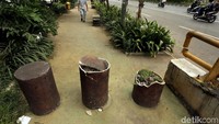 tiang-tiang bollard yang dipasang di kawasan pedestrian di Kota Bekasi juga nampak rusak sebagian dan tak terawat.