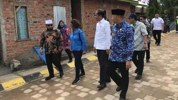 Jokowi didampingi  Menteri Kelautan dan Perikanan Susi Pudjiastuti dan Kepala Staf Kepresidenan Moeldoko menyambangi permukiman nelayan tepi air di Kampung Sumber Jaya, Bengkulu.