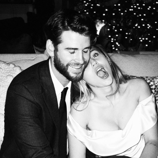 Sebagian dari foto di Instagram tersebut menampilkan momen romantis pengantin baru ini. My Valentine every single day, tulis Miley di foto ini kepada 83,5 juta pengikutnya. Couple Goals, puji salah seorang netizen di kolom komentar. (Foto: Instagram/@mileycyrus)