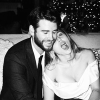 Sebagian dari foto di Instagram tersebut menampilkan momen romantis pengantin baru ini. My Valentine every single day, tulis Miley di foto ini kepada 83,5 juta pengikutnya. Couple Goals, puji salah seorang netizen di kolom komentar. (Foto: Instagram/@mileycyrus)