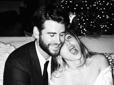 Rayakan Valentine, Miley Cyrus Pamer Foto Pernikahannya yang Belum Terekspos