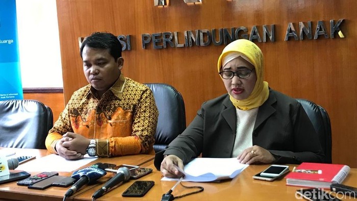 Komisioner KPAI Bidang Pendidikan Retno Listyarti (kanan)