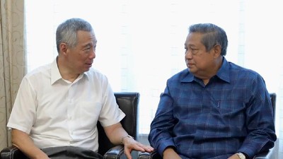 Momen PM Singapura Ngobrol dengan SBY Saat Jenguk Bu Ani