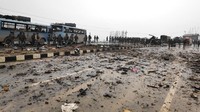 Berbagai laporan media India menyebutkan peristiwa bermula pada pukul 15.15 waktu setempat, ketika sebuah mobil yang membawa bahan peledak seberat 300-350 kilogram menghantam iring-iringan 70 kendaraan yang mengangkut 2.500 serdadu ke Lembah Kashmir. Kendaraan itu menyalip konvoi dan menghantam sebuah bus yang mengangkut 44 personel. REUTERS/Younis Khaliq.