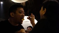 Di momen ulang tahun sang ibu, Adnan terlihat disuapi kue. Adnan juga mengucapkan rangkaian doa baik untuk sang ibu. So sweet! Foto: instagram @adnanpurichtaichsan