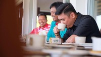 Kalau saya pilih minum kopi, kamu pilih siapa? tulis Adnan dalam captions fotonya. Foto: instagram @adnanpurichtaichsan