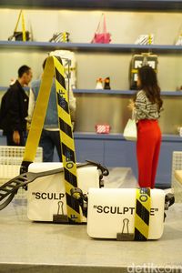 Flap Bag, salah satu produk terlaris dari Off-White.