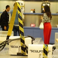 Butik Off-White juga memanjakan para pecintanya di Indonesia dengan menghadirkan salah satu produk terlarisnya, Flap Bag.  Dihiasi pengait berbentuk jepitan kertas, tas dari koleksi perempuan ini hadir dengan berbagai versi material dan motif. Mulai dari kanvas polos, hingga kulit bercorak diagonal. (Foto: Daniel Ngantung/Wolipop(