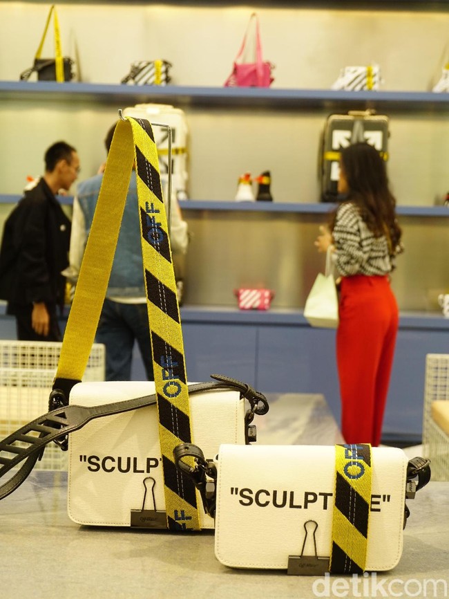 Butik Off-White juga memanjakan para pecintanya di Indonesia dengan menghadirkan salah satu produk terlarisnya, Flap Bag.  Dihiasi pengait berbentuk jepitan kertas, tas dari koleksi perempuan ini hadir dengan berbagai versi material dan motif. Mulai dari kanvas polos, hingga kulit bercorak diagonal. (Foto: Daniel Ngantung/Wolipop(