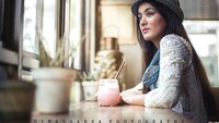 Cantik. Wanita berusia 17 tahun ini tampak asik bersantai sambil menikmati minuman manis. Foto: Instagram@mawar_eva