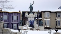 Kota St John di Kanada sering diselimuti salju tebal. Wajar karena rata-rata ketebalan salju di sini mencapai 3,3 meter, suhu terdinginnya bahkan pernah mencapai minus 8,6 derajat celcius. (Bloomberg via Getty Images)