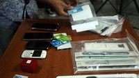 Barang bukti yang diamankan mulai dari buku tabungan, smartphone, jam tangan, ATM hingga SIM.