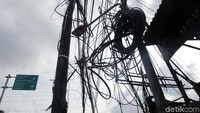 Seorang warga yang rumahnya tepat di bawah tiang mengeluhkan kusutnya kabel ini.