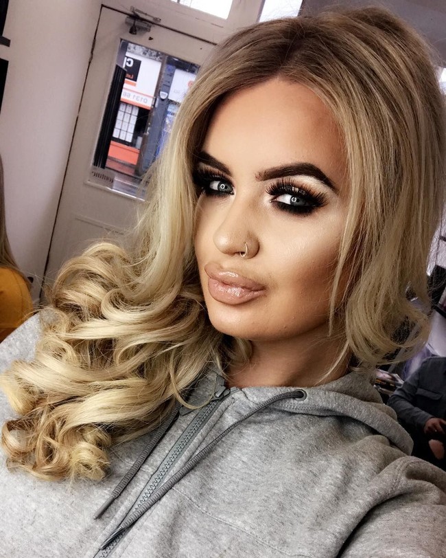 Seperti dikutip Mirror, Jane Park selama ini tidak pernah yakin apakah pria mencintainya dengan tulus atau karena uangnya. Makanya dia akhirnya memutuskan langsung saja membuat sayembara berhadiah uang sehingga motif pria yang mengikuti kompetisi itu sudah terlihat jelas tanpa Jane harus menerka-nerka. Foto: Instagram @janeparkx