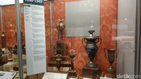 Berbagai trofi yang dipajang di Nascar Hall of Fame. (Foto: Okdwitya Karina Sari/detikSport)