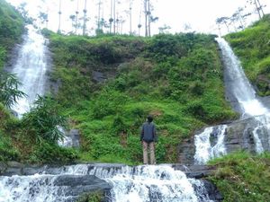 Dua Air Terjun Sejajar di Jawa Tengah, Cakep Juga!