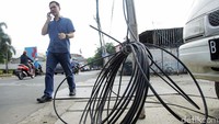 Tak hanya itu kabel yang kusut hingga ke jalan ini membuat risih pejalan kaki.