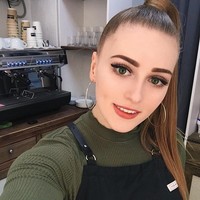 Seperti dilansir dari Cosmopolitan, wanita berusia 22 tahun ini mulai angkat beban dan ke gym untuk meningkatkan kepercayaan dirinya. Foto: Instagram @julia_vins