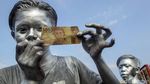 Aksi Manusia Silver Hibur Pengendara di Kemacetan Bekasi