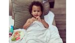 Gaya Cute Anak John Legend, Luna Kalau Lagi Makan